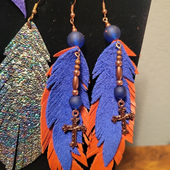 4 pairs of fish hook feather earrings - Picture 4 of 8